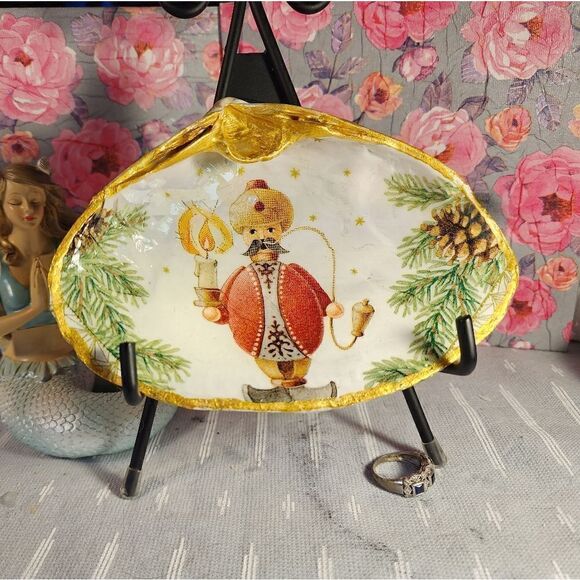 DECOUPAGE CLAM SHELL DECOUPAGE CHRISTMAS WISEMAN 🎄 ON A CLAM SHELL TRINKET DISH - Picture 1 of 11